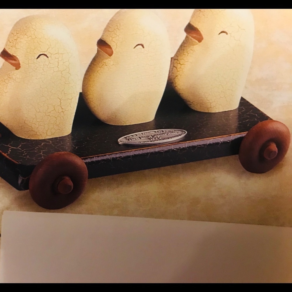 COPY - GE HENN PULL TOY. CHICK HENNS COLLECTIBLE